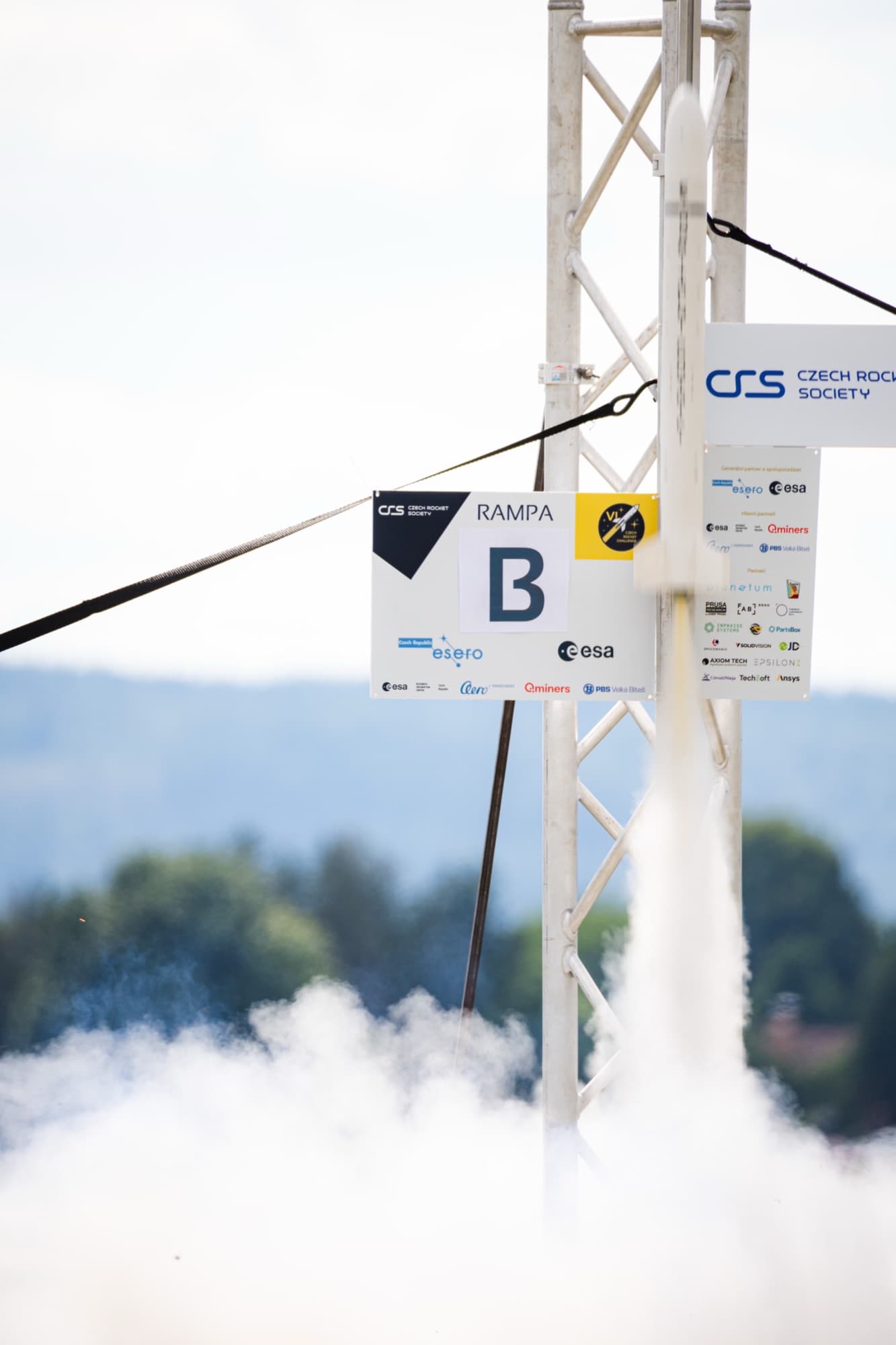 Studentská raketa startuje z rampy na Czech Rocket Challenge