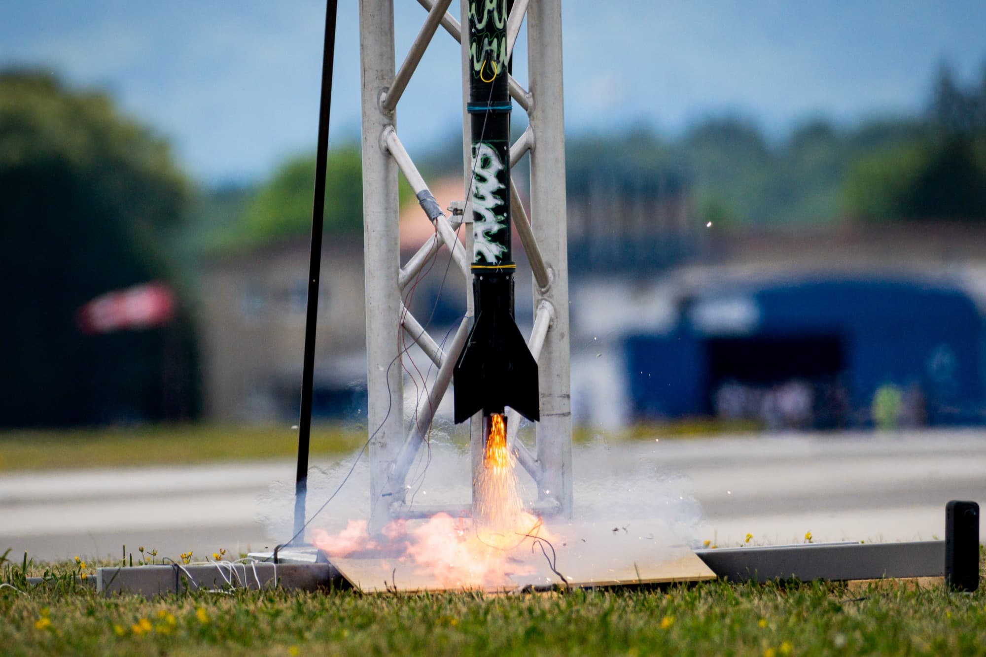 Zážeh studentské rakety na odpalovací rampě