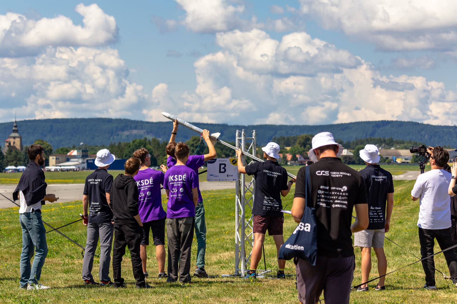 Příprava rakety na odpalové rampě na finále Czech Rocket Challenge